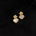 Vergoldete geometrische Ohrclips mit weißem Stein, elegante Ohrringe ohne Ohrlöcher. - Geometrische Naturmuschel (W1112)
