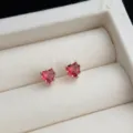 Zarte rote Herz Zirkonia 14K Roségold vergoldete Ohrstecker für Damen Schmuck Details. - Rotes Herz Stil / Rot