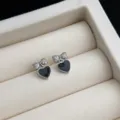 Exquisite Schleife schwarzes Herz Zirkonia Ohrstecker zeigen feine Schmuckdetails. - Schleife Schwarzes Herz Stil / Schwarz