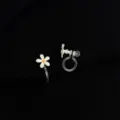 Nahaufnahme Detail von süßen weißen Gänseblümchen Ohrclips ohne Ohrloch, transparenter Clip. - Kleine weiße Blume