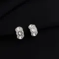Nahaufnahme von glitzernden Strass Ohrclips mit Bogen Design für Ohren ohne Ohrloch - Transparenter C-förmiger Kristall