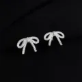 Nahaufnahme der glitzernden Strass-Schleife Ohrclips ohne Ohrloch mit feinen Zirkonias. - Schmetterlingsschleife