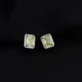 Nahaufnahme von eleganten gelben quadratischen Zirkonia Ohrringen mit funkelndem Diamantrand. - Geometrischer grüner Zirkonia