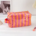 Kleurrijke gestreepte PVC cosmetische tas met handige rits, waterdichte reistoiletzak. - Gestreept oranje paars kleur