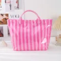 Rosa gestreifte PVC Tragetasche für Damen, stilvolle transparente Handtasche mit großem Volumen. - Gestreift Rosarot