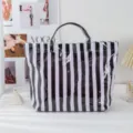 Schwarz-weiße gestreifte PVC-Tasche, große Kapazität modische Handtasche für Damen Alltag. - Schwarz & Weiß Streifen