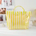 Modische gestreifte PVC Tragetasche für Damen, trendige Sommertasche mit grossem Volumen. - Gelb Weiß Gestreift