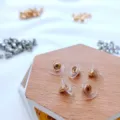 Nahaufnahme Detail von goldfarbenen Metall- und Silikon-Ohrringrückseiten, sichere Ohrstecker. - D-15 Gold Kugel Stil mit Pad / 10er Pack