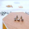 Nahaufnahme Detailansicht metallischer Ohrring-Rückseiten mit silbernem Verschluss. - D-17 Silber Kugel Stil / 10er Pack