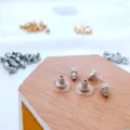 Nahaufnahme von Metall und transparenten Silikon Ohrstecker Ruckseiten fur DIY Schmuck. - D-18 Silber Kugel Stil mit Pad / 10er Pack