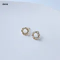 Nahaufnahme von Mini minimalistischen Zirkon Mikrogepflasterten runden Gold Ohrringen. - Runder Reifenstil (B-406)