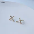 Vergoldete Zirkonia Kreuz Ohrstecker minimalistischer Schmuck Detailansicht für Damen - Kreuzstil (B-409)