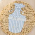 Vestito per animali a righe blu e bianche con grazioso pizzo, fiocco e pon-pon per cani e gatti. - M (Peso consigliato 2,5-4 kg) / Blu