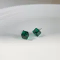 Gruene kubische Kristall Glas Ohrstecker minimalistisch geometrisch silberne Ohrringe Schmuck. - Dunkelgrün