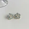 Exquisites Detail der Emaillierten Blumen-Ohrstecker mit funkelndem Strassstein. - Strass Blumen Stil (B-448) / Hellblau