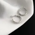 Silberne Metall-Creolen im Detail, minimalistischer französischer Stil mit glänzendem Finish für Damen. - Glänzender Stil (3217) / Glänzend Silber