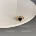 Mikrogefasster Zirkonia schwarzer Herzring, goldfarbener offener verstellbarer Ring Detail. - Offen Verstelbar / Herz-Stil mit schwarzem Hauptstein (Dick echtvergoldet)