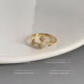 Nahaufnahme des filigranen goldenen Blumen-Offenrings mit funkelnden Zirkoniasteinen. - Offen Verstelbar / Tulpenblüten-Stil (Dick echtvergoldet)