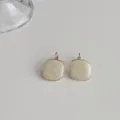 Elegante quadratische Tropfoehl Ohrringe fuer Damen, schicke 14k vergoldete Ohrstecker Schmuck. - Texturierter Quadratischer Stil (1858) / Creme
