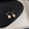 Detailaufnahme eleganter Süßwasserperlen-Ohrhänger mit vergoldeten Stiften für den Alltag. - Herzform Rosa Perle Stil (773)