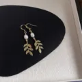 Detailaufnahme französischer Retro-Süßwasserperlen-Ohrringe mit Blättern und vergoldetem Design. - Blatt Perle Stil (969)