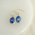 Detailansicht blaue weiße Porzellan Tulpenmuster Ohrringe, handgefertigter eleganter Ohrschmuck. - Handgemalte Keramikblume (4212)