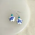 Handgemachte blau-weiße Porzellanblumen-Ohrringe mit Türkisperlen und silbernen Haken. - Porzellan Keramikvase (4209)