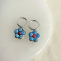 Handgefertigte blaue Blumen Creolen Detail Nahaufnahme, elegante Keramik Stil Silber Schmuck. - Bemalte Blumenkeramik (4205)