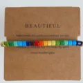 Farbenfrohes Perlenarmband auf Kraftpapier-Karte, charmantes und süßes Schmuckgeschenk für Damen. - Emaillierter Regenbogen-Perlenstil (2357) / bunt