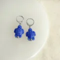 Handgefertigte blaue Schildkröten Ohrringe mit silbernen Klappbrisuren, elegante Keramik-Ohrringe. - Porzellan Schildkröte (4202)