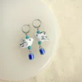 Handgemachte Porzellan Vogel Ohrringe mit blauen Perlen, neuer chinesischer Stil Detailansicht. - Handgemalter Fliegender Vogel (4198)