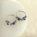 Handgefertigte Blau-Weiß-Keramikperlen-Creolen, einzigartiger neu-chinesischer Stil Schmuck Detailaufnahme. - Porzellan Mix Und Match (4211)