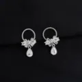 Wunderschöne Clip-Ohrringe mit glänzender Schleife und Zirkonia Tropfenanhänger im Detail. - Zirkonia Schleife Ohrclip (W20) / Silber