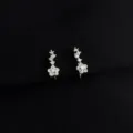 Detailaufnahme von filigranen silbernen Blumen-Ohrclips mit glitzernden Zirkonia-Steinen. - Zirkonia Kleine Blume (W45) / Silber