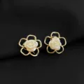 Elegante goldene blumen clip ohrringe mit perlenharz rosen mitte für modische damen. - Hohler Rosenstil