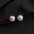 Rosa Perlen Clip-Ohrringe Detailansicht mit glatten runden Perlen und bequemem minimalistischem Design - Glasperle Ohrclip / 10mm / Rosa