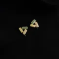 Detailansicht von geometrischen Ohrclips mit grünen und beigen Emailleblöcken auf Schwarz. - Doppelschichtige Clip-Ohrringe / Kleines Dreieck