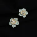 Elegante emaillierte Blumen Clip-Ohrringe mit glitzerndem Strass und schicker Goldrand. - Blauer Blumenstil / Blau