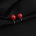 Nahaufnahme von roten Perlen Ohrclips, luxuriös vergoldeter Ohrschmuck ohne Ohrlöcher. - Rote Glasperle Ohrclip / 8mm / Rot