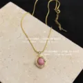 Exquisite vergoldete Edelstein Halskette aus Edelstahl, rosa Anhänger Schlüsselbein Kette Detail. - Ovale Holzmaserung Halskette (5647) / Gold