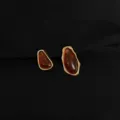 Asymmetrische bernsteinfarbene Clip-Ohrringe mit Goldrand, schmerzfreies Design für Ohren. - Asymmetrisch Brauner Zucker