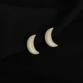 Exquisite mondförmige Ohrclips Detailaufnahme mit cremeweißer marmorierter Textur. - Glasierter Mond