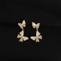 Elegante doppelte Schmetterling Ohrringe mit weissem Emaill und glitzernden Zirkonsteinen. - Zirkonia Schmetterling