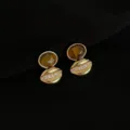 Vergoldete elegante Ohrclips mit braunem Stein und funkelnden Zirkonia im Detail. - Tigerauge Kaffeebohne