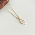 Vergoldete 18K Muschel Blatt Halskette Detailaufnahme, eleganter Schmuck fur den Alltag. - Blatt Halskette (4578)