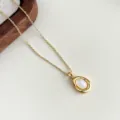 Nahaufnahme der 18K vergoldeten Schlüsselbeinkette mit Naturmuschel-Anhänger und feiner Kette. - Tränen Halskette (4575)