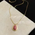 Goldfarbene Edelstahl Halskette mit rosa Stein eleganter Schmuck fuer Damen Alltag - Ovale Strukturierte Holzmaserung Halskette (5649) / Gold