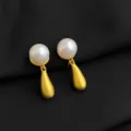 Detailansicht eleganter vergoldeter Perlen-Tropfen-Ohrclips mit hochwertiger mattierter Optik. - Perlen Wassertropfen Anhänger Stil