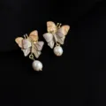 Elegante doppelschichtige Schmetterling Clip-Ohrringe mit Süßwasserperle Anhänger vergoldet. - Schmetterling - Vergoldete Mosquito-Spulen-Ohrclips