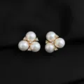 Vergoldete Perlen Ohrclips Detailansicht, elegante Ohrringe für Damen ohne Ohrloch. - Zirkonia Perle Drei-Blütenblatt-Blumenstil